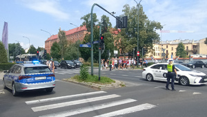 policjantki z krakowskiej drogówki kierują ruchem na jednym z dużych skrzyżowań miasta