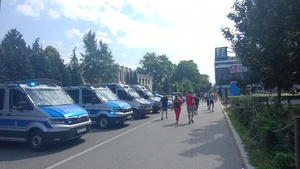 policyjne radiowozy stojące na ulicy wiodącej do stanionu