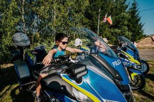 Chłopiec za kierownica policyjnego motocykla