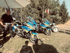 Policjant i trzy policyjne motocykle