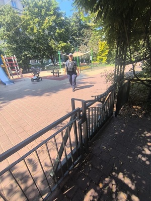 policjantka podczas kontroli na terenie miejskiego skweru