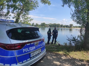 policjant i funkcjonariuszka straży miejskiej podczas kontroli zbiornika wodnego