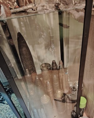 Gablotka z militariami znajdująca się w jednym z mieszakń