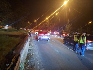 Policjanci przeprowadzają badania trzeźwości kierowców