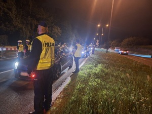 Policjanci w trakcie kontroli kierujących