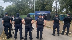 Policjanci w trakcie zabezpieczenia meczu przed Stadionem Hutnika