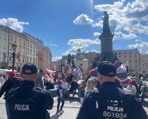 Policjanci zabezpieczaja manifestację na Rynku Głównym