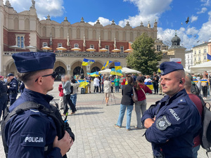 Policjanci zabezpieczają zgromadzenia na Rynku Głównym