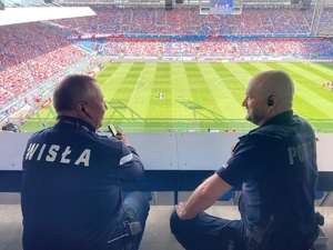Policjant w trakcie meczu na Stadionie Wisły