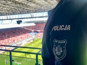 Policjant w trakcie zabezpieczenia meczu na stadionie Wisły