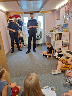 Dzielnicowi z KP I rozmawiaja z dziećmi o bezpieczeństwie