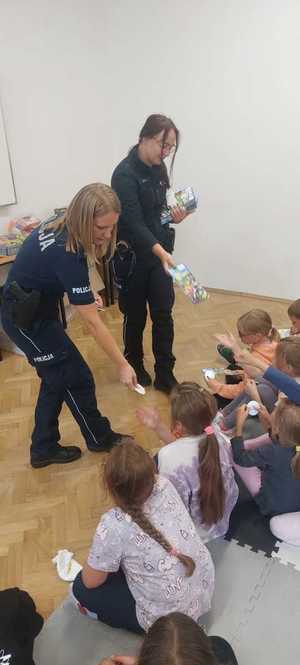 Policjantki z KP I rozdają dzieciom ulotki