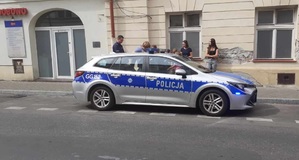 Uczestnnicy półkolonii w trakcie oglądania policyjnego radiowozu