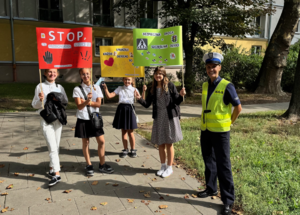policjantka i uczennice podczas akcji Bezpieczna droga do szkoły