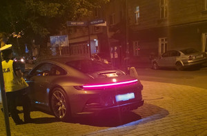 Policjant WRD w trakcie nocnych działań na ulicach Krakowa