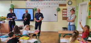 prelekcja na temat bezpieczeństwa dla uczniów klas młodszych w sali lekcyjnej