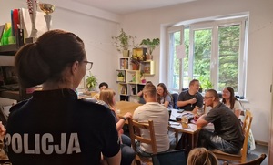 Policjantka podczas wykładu dla podopiecznych Klubu