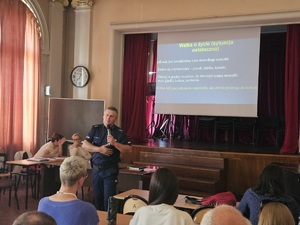 Policjant prewencji wygłasza wykład dla nauczycieli