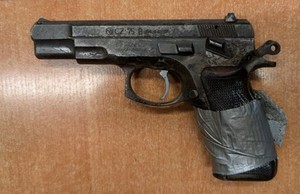 broń zabezpieczona przez policjantów
