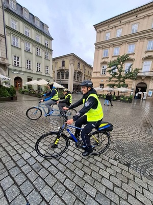 Policjantka jedzie obok uczestników przejazdu rowerowego