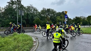 Przejazd rowerzystów i policjantów ulicami miasta