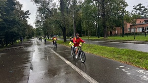Przejazd uczestników wyprawy rowerowej