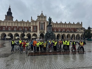 Zbiorowe zdjęcie uczestników przejazdu rowerowego