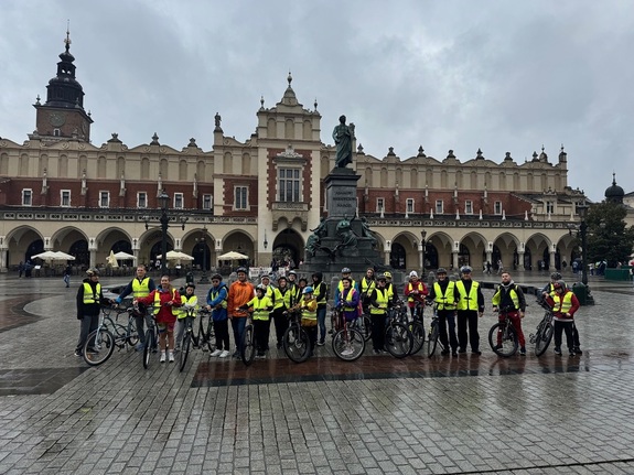 Zbiorowe zdjęcie uczestników przejazdu rowerowego
