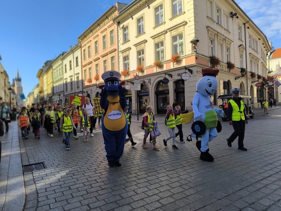 Barwny korowód z policjantami przechodzi na Rynek Główny