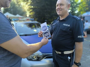 Policjant rozmawia o akcji