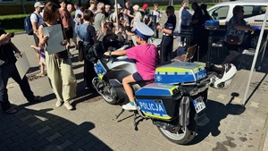 Chłopiec na policyjnym motocyklu (Średni)