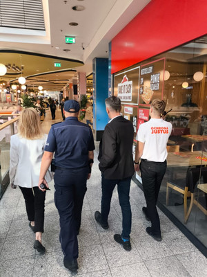 dzielnicowy, pracownicy ochrony i dyrekcja podczas obchodu galerii