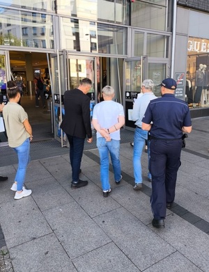 dzielnicowy, dyrerkacja i ochrona wchodza do obiektu