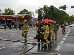 Policjanci prowdzący działania ratunkowe w trakcie ćwiczeń słuzb