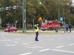 Policjant Ruchu Drogowego kieruje ruchem na skrzyżowaniu
