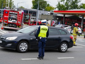 Policjant WRD kieruje ruchem