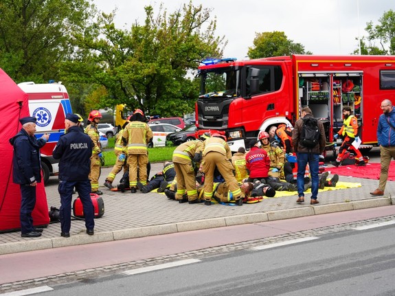 Strażacy i policjanci w trakcie ćwiczeń ratunkowych