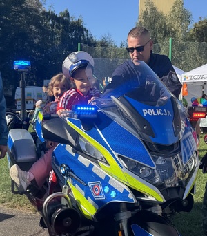 01 Dzieci siedzące na policyjnym motocyklu