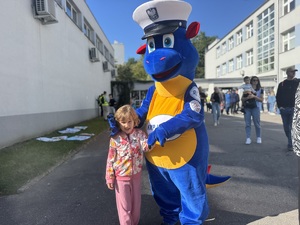 03 Dziecko stojące obok maskotki Inspektora Wawelka
