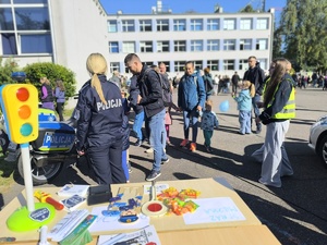 05 Policjantka opowiada uczestnikom o motocyklu policyjnym