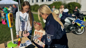 08 Policjantka wręcza dzieciom upominki