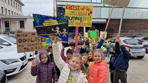 04 Dzieci z transparentami