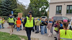 05 Policjantka zabezpiecza przemarsz dzieci
