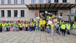 07 Dzieci zgromadzone przed budynkiem