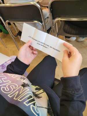 2 dziewczynka trzyma kartkę z hasłem kampanii