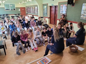 3 policjantki i dzieci w sali