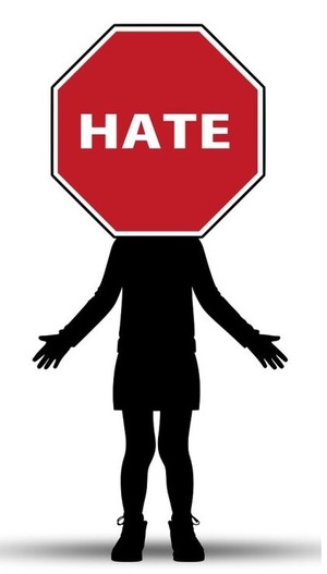 figura dziewczynki zamiast głowy znak z napisem hate Fot. Portal Edukacyjny