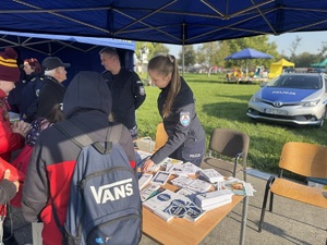 policjanci przy stoisku profilaktycznym przygotowanym dla uczestników obchodów święta Brygady Powietrznodesantowej