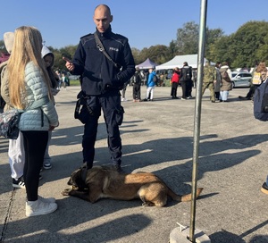 policyjny przewodnik psa służbowego rozmawia z uczestniczką wydarzenia