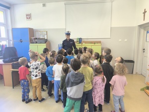 policjantka rozmawia z grupą dzieci o bezpieczeństwie
